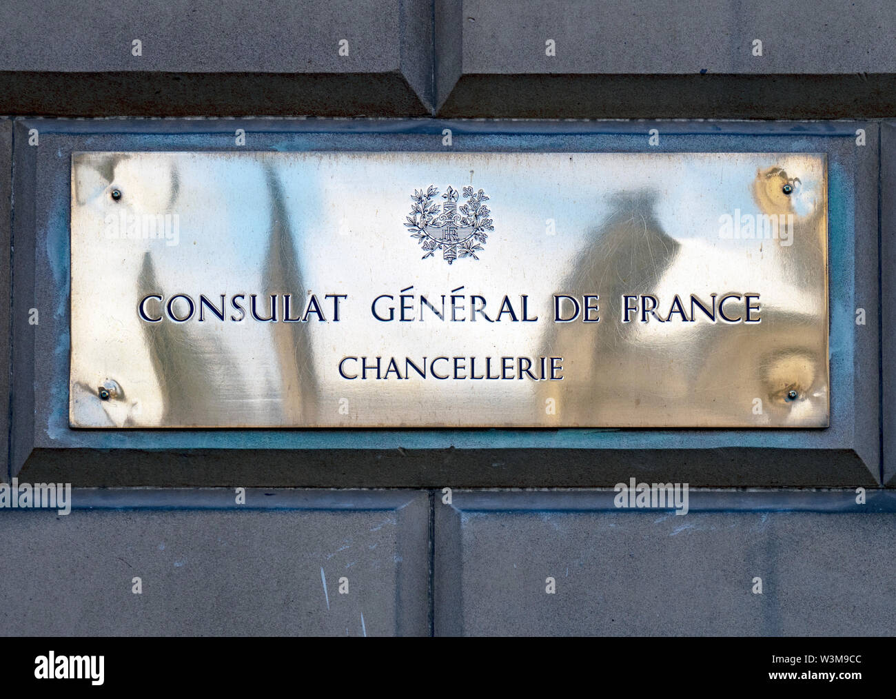 Il nome di ottone piastra del Consolato Generale di Francia a Edimburgo, Scozia. Foto Stock