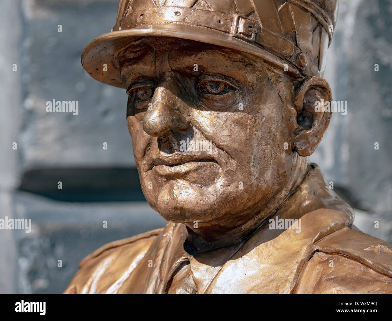 Dettaglio di una statua del generale Stanislaw Maczek, polacco eroe di guerra, presso il City Chambers, Royal Mile di Edimburgo, lo scultore fu Bronislaw Krzysztof. Foto Stock