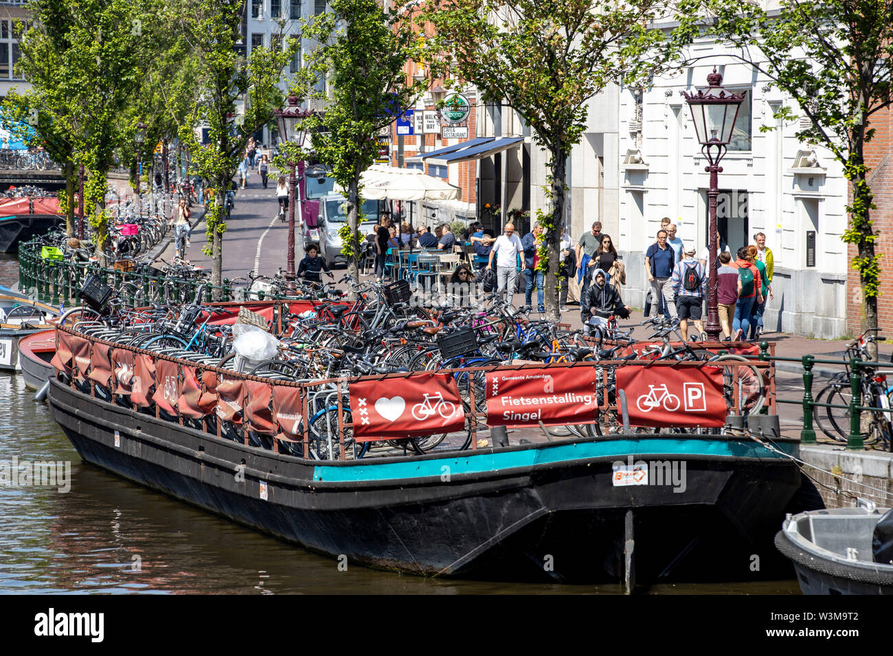 Amsterdam, Paesi Bassi, centro città, floating parcheggio bici garage sul singolo Gracht, canal, Foto Stock