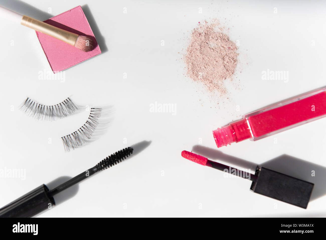 Mascara, lip gloss, ciglia finte e arrossire Foto Stock