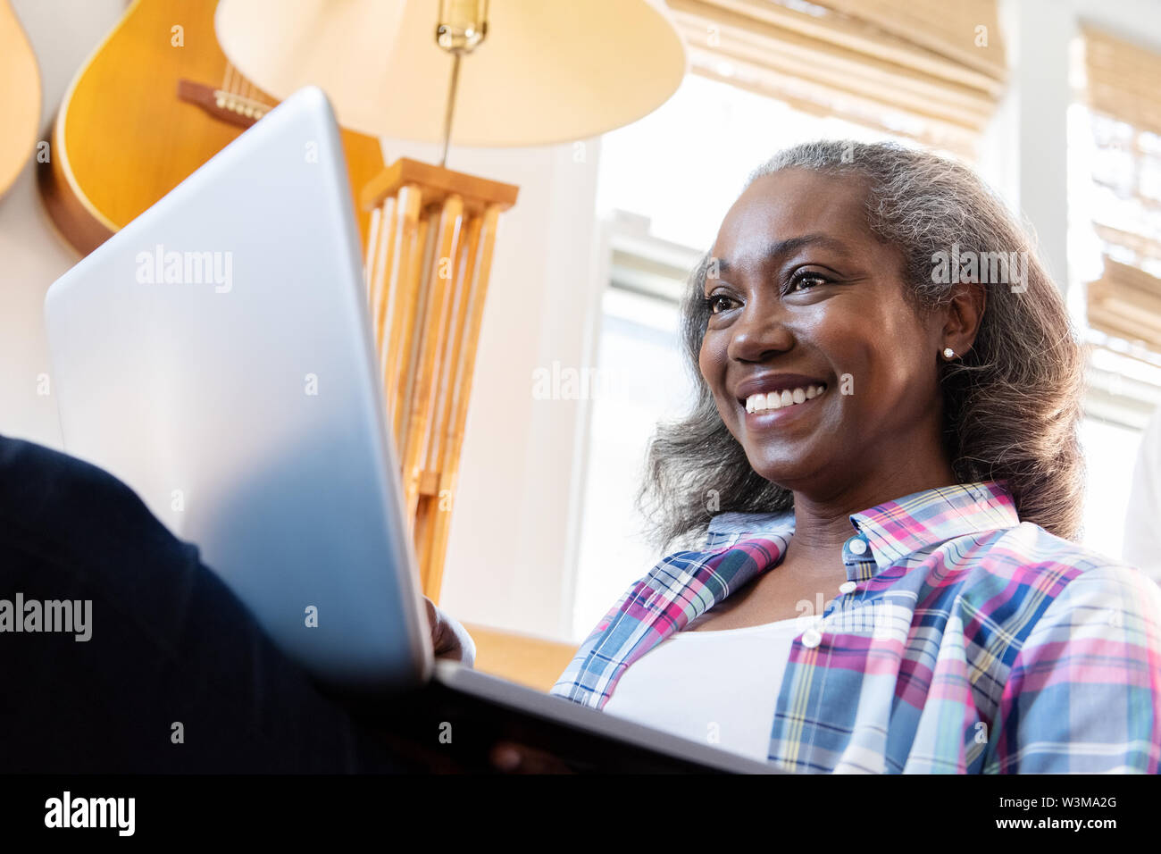Donna sorridente con notebook Foto Stock