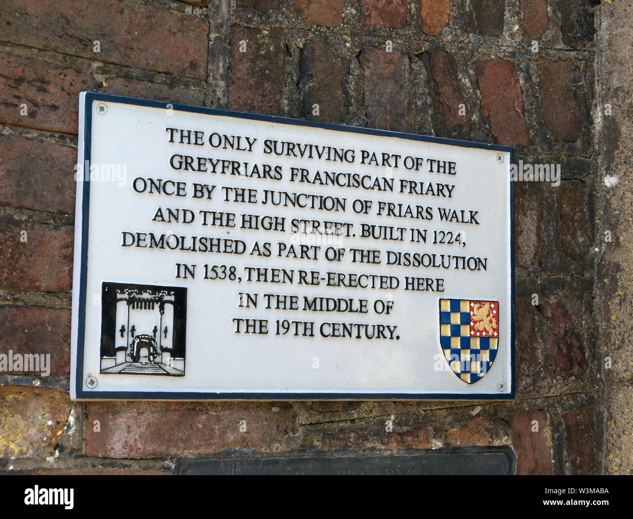 Cartello accanto all'ingresso ricostruito del convento francescano Greyfriars (vedi Alamy Image W3MABB), Friars Walk, Lewes, East Sussex, Inghilterra, REGNO UNITO. Foto Stock