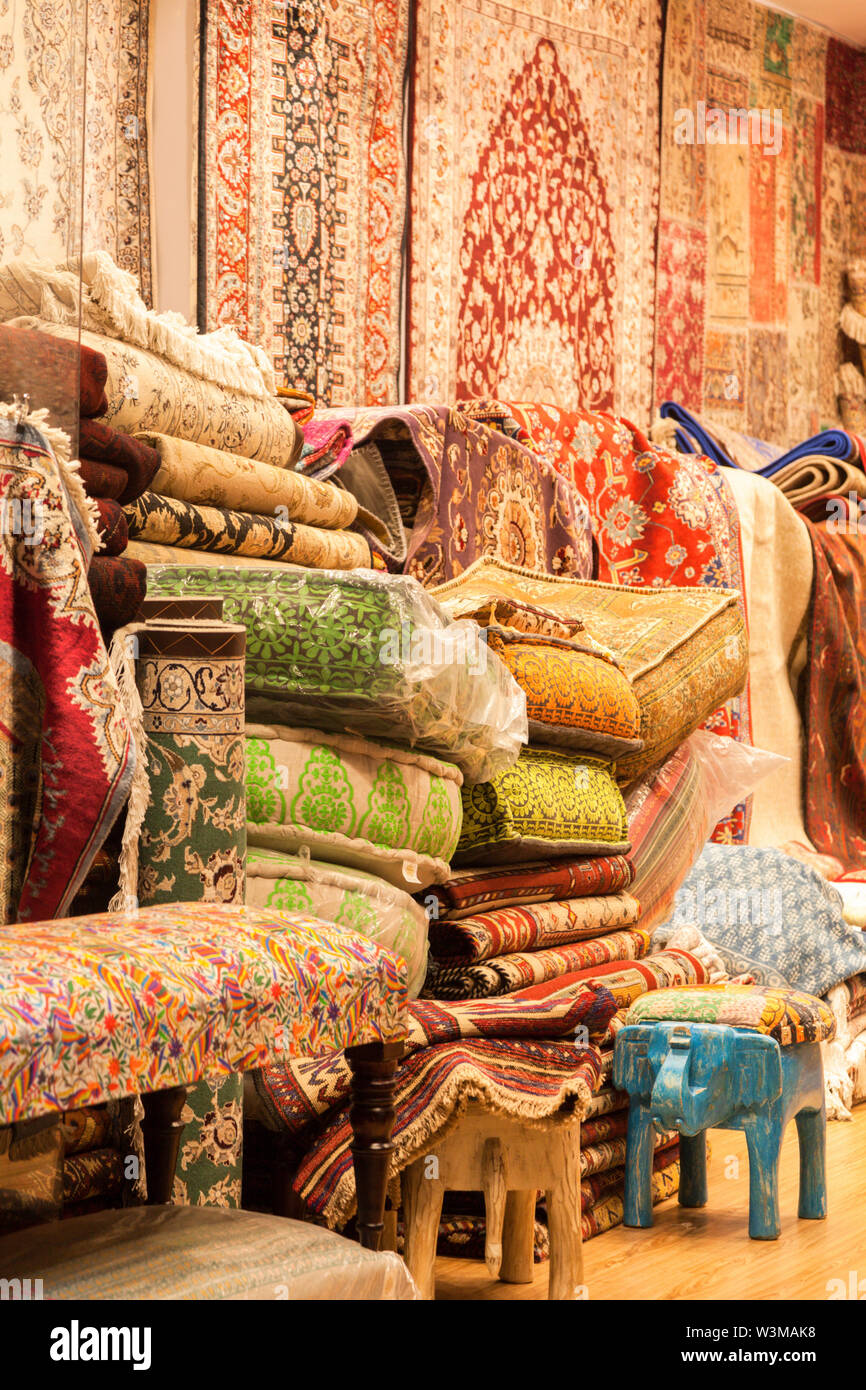 Tappeti e cuscini al mercato in Manama, Bahrain Foto Stock