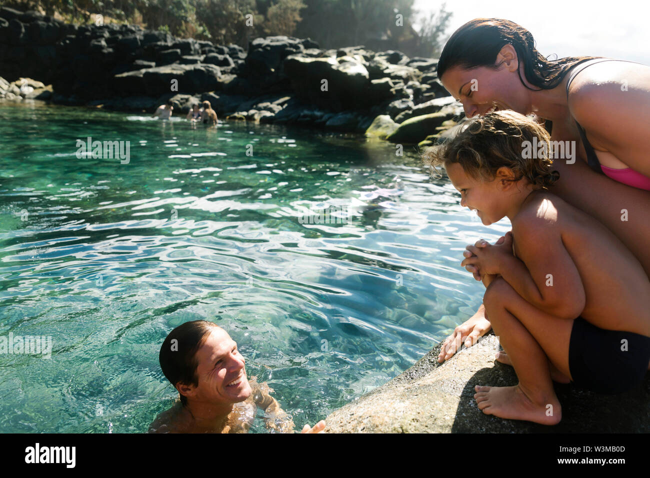 Ragazzo con i suoi genitori da pool di marea Foto Stock