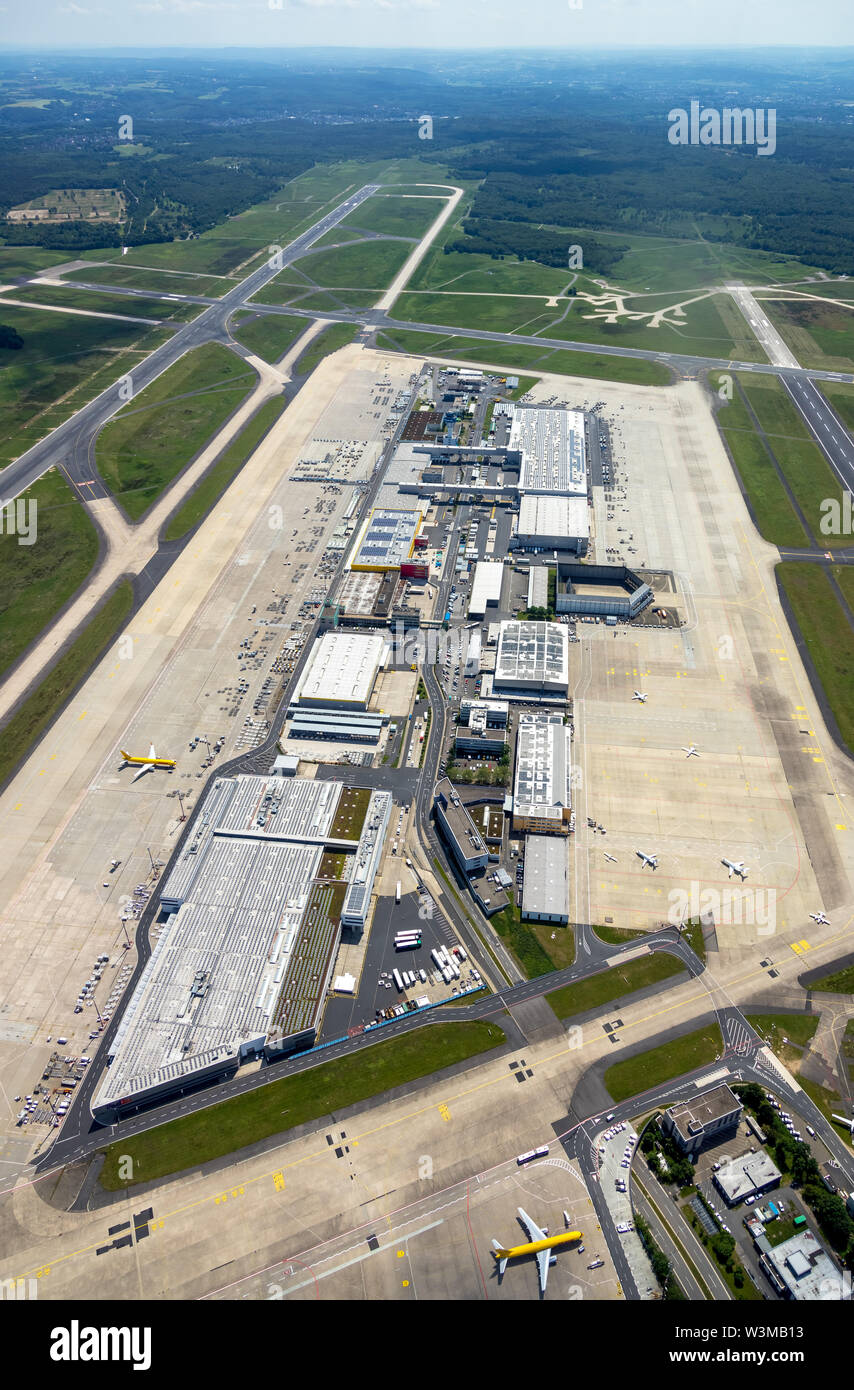 Fotografia aerea di Colonia / Bonn Airport "Konrad Adenauer' con check-in edifici e delle piste di atterraggio e di decollo, aeroporto internazionale nella parte sudorientale della Foto Stock