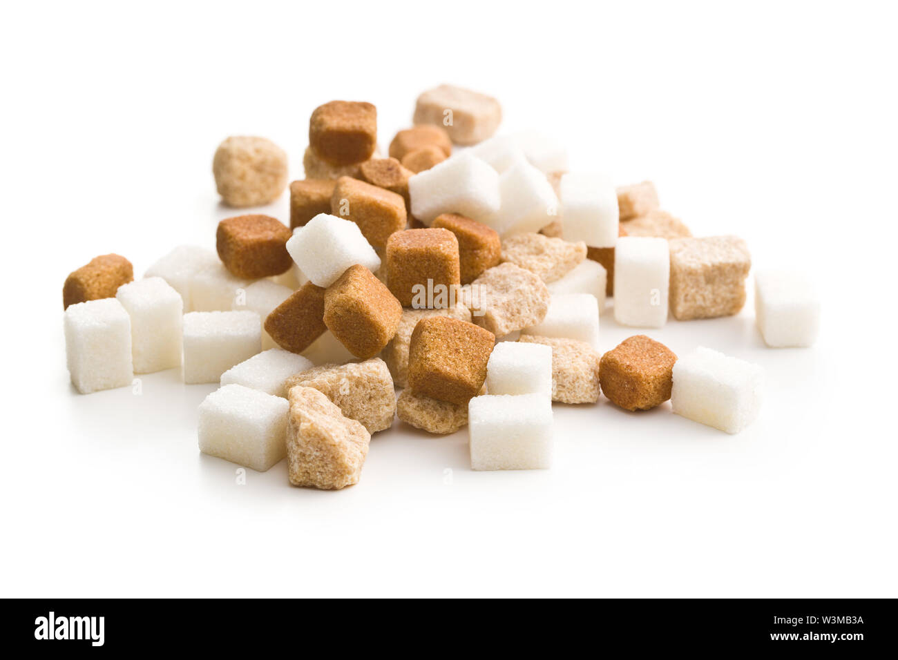 Marrone e zucchero bianco isolato su sfondo bianco. Foto Stock