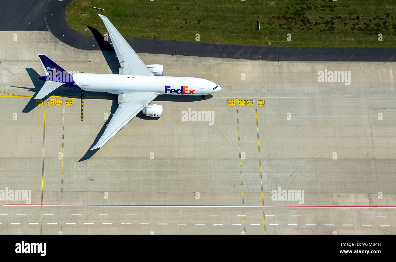 Foto aerea dell'aeroporto di Colonia / Bonn "Konrad Adenauer' con FedEx Freight aeromobile sul piazzale, international aeroporto commerciale nel sud-est Foto Stock