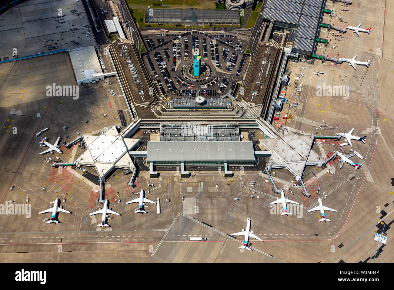 Foto aerea dell'aeroporto di Colonia / Bonn "Konrad Adenauer' con la manipolazione di dita, cancelli con getti di viaggio, aeromobili commerciali, commerci internazionali Foto Stock