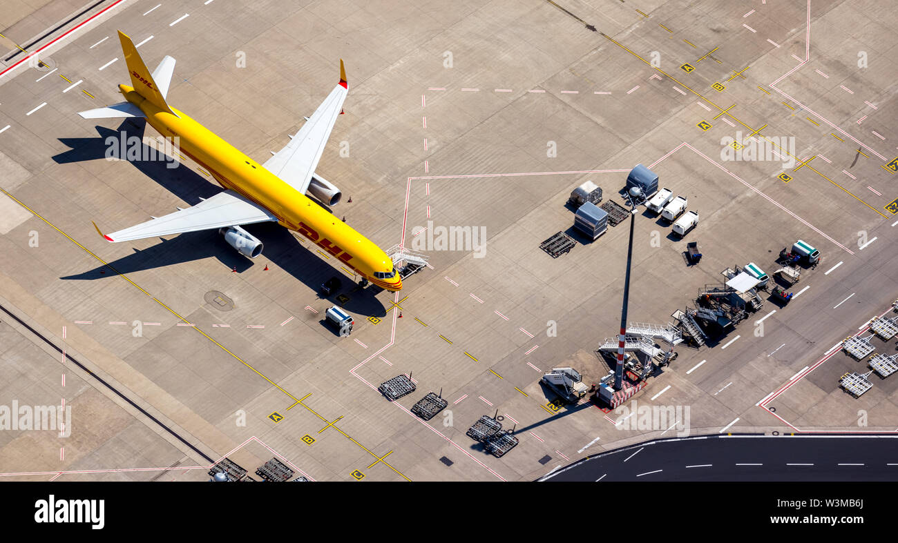 , Fotografia aerea dell'aeroporto di Colonia / Bonn "Konrad Adenauer' con DHL Freight aeromobile sul piazzale, international aeroporto commerciale nel sout Foto Stock