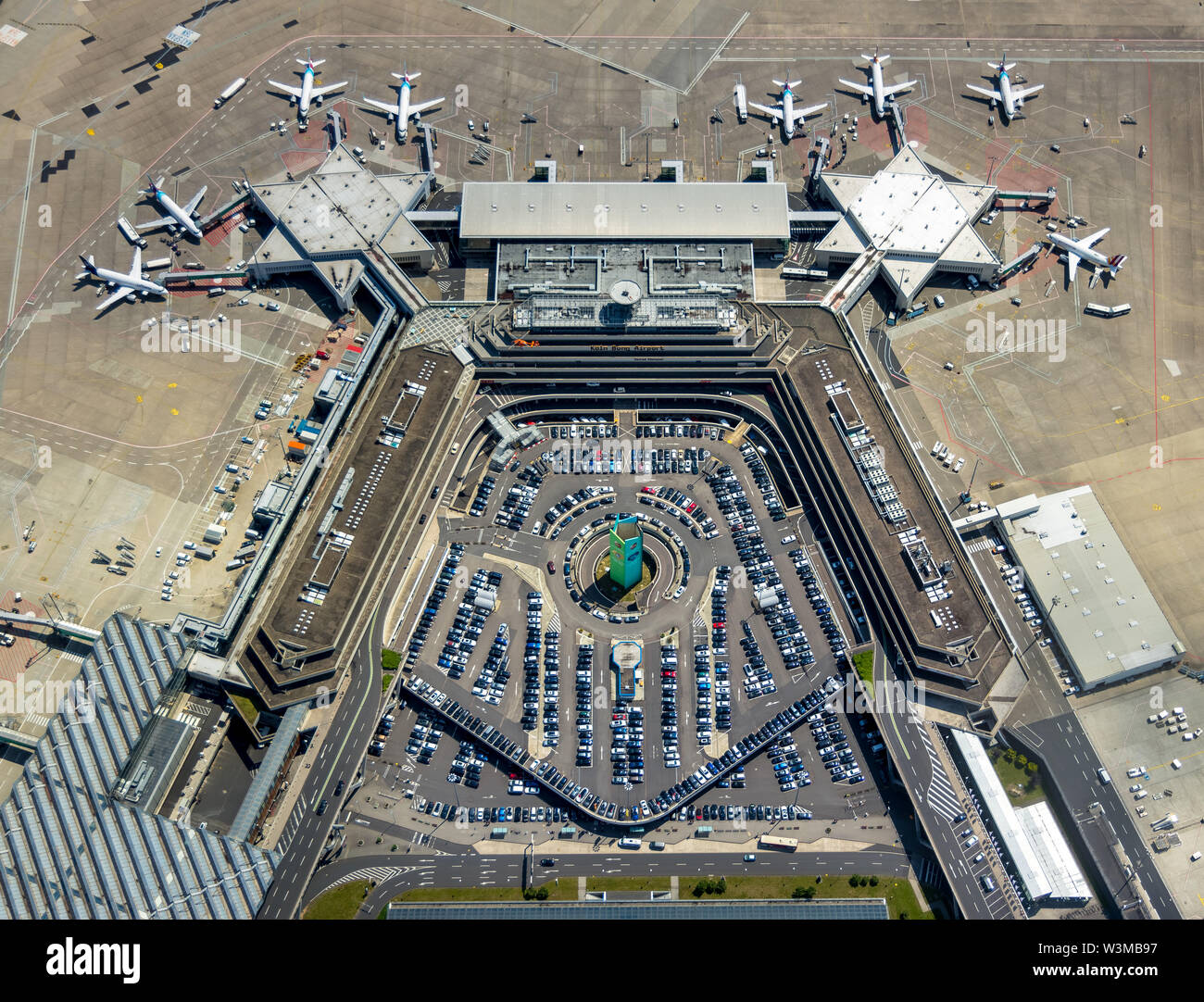 Foto aerea dell'aeroporto di Colonia / Bonn "Konrad Adenauer' con la manipolazione di dita, cancelli con getti di viaggio, aeromobili commerciali, commerci internazionali Foto Stock