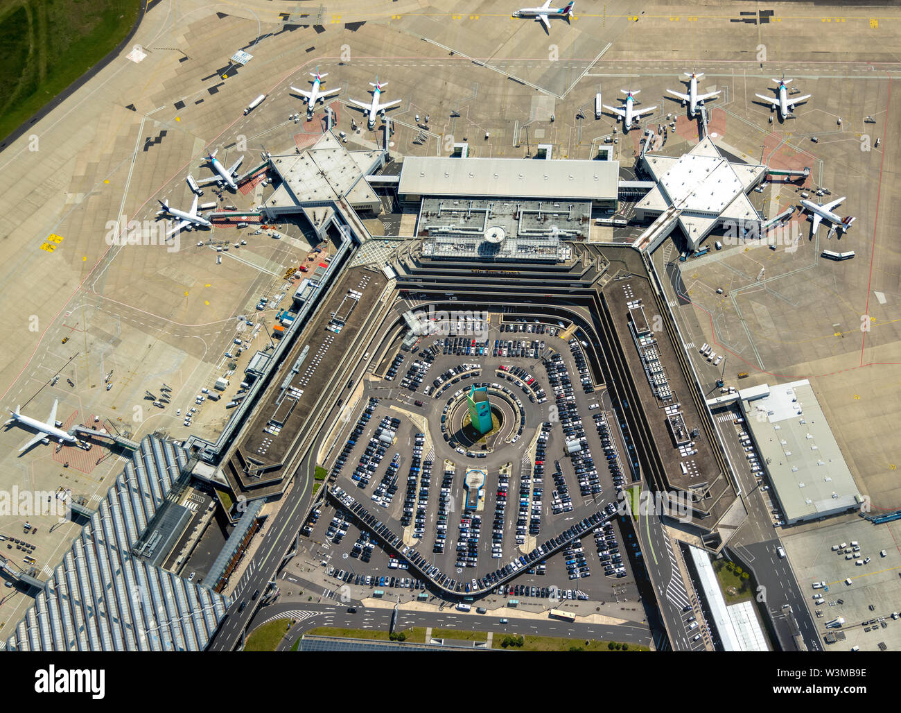 Foto aerea dell'aeroporto di Colonia / Bonn "Konrad Adenauer' con la manipolazione di dita, cancelli con getti di viaggio, aeromobili commerciali, commerci internazionali Foto Stock