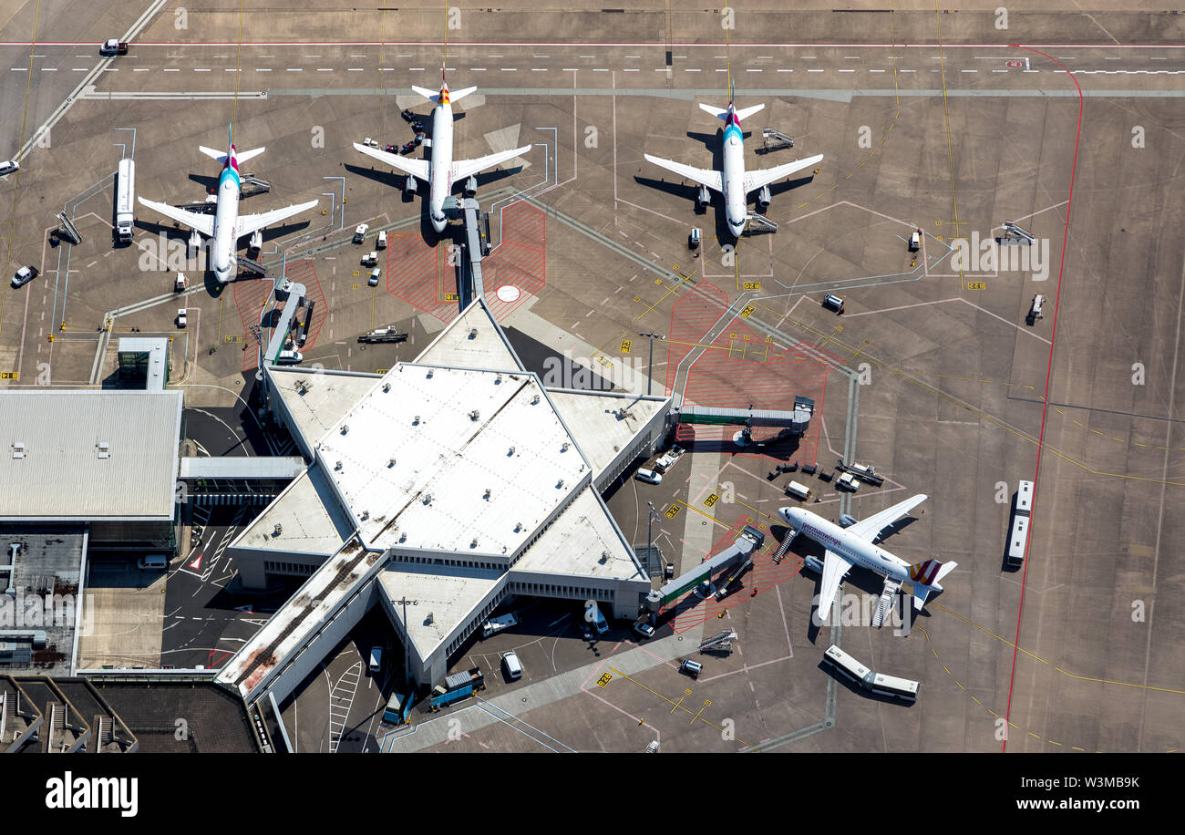 Foto aerea dell'aeroporto di Colonia / Bonn "Konrad Adenauer' con la manipolazione di dita, cancelli con getti di viaggio, aeromobili commerciali, commerci internazionali Foto Stock