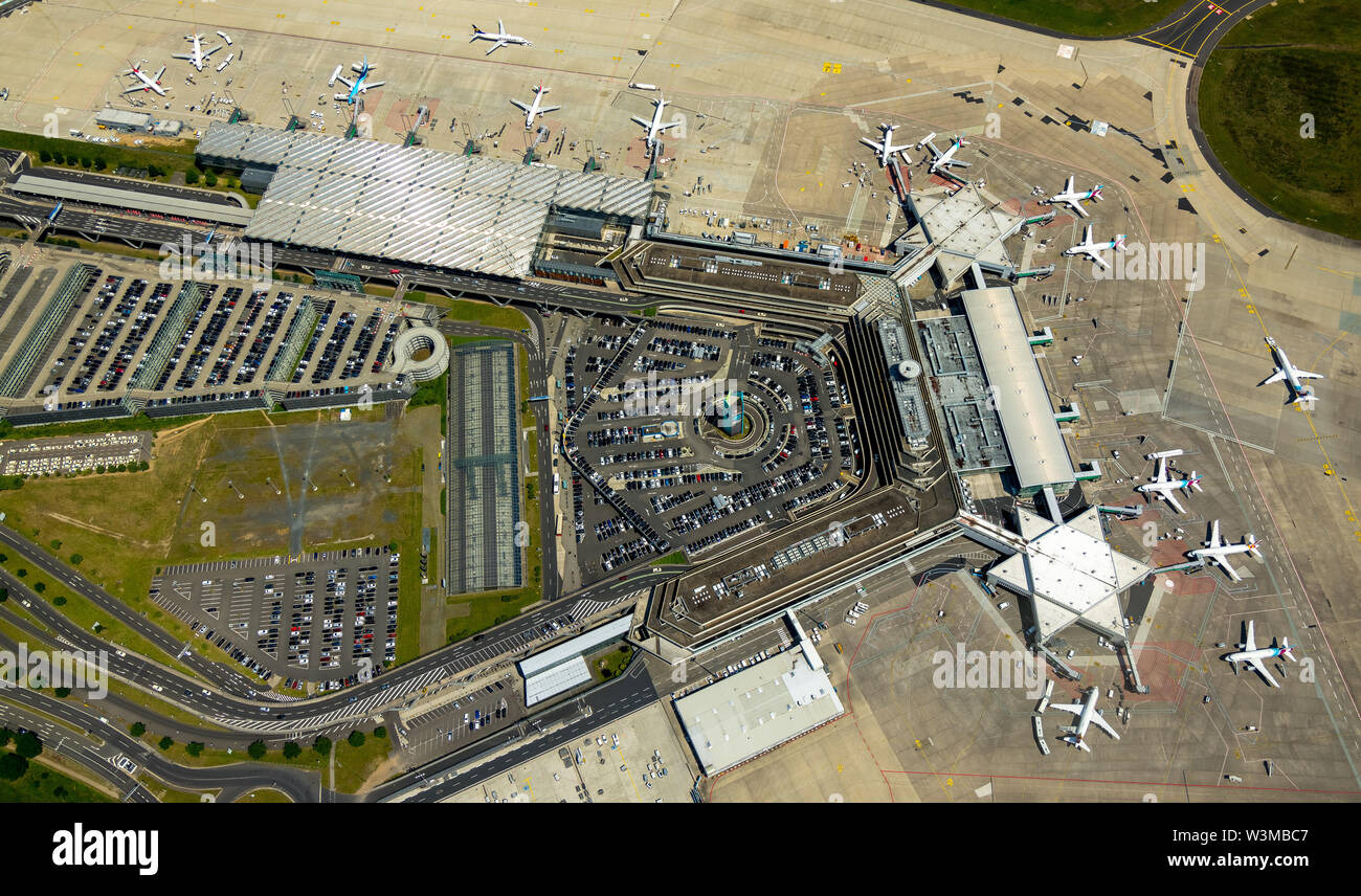 Foto aerea dell'aeroporto di Colonia / Bonn "Konrad Adenauer' con la manipolazione di dita, cancelli con getti di viaggio, aeromobili commerciali, commerci internazionali Foto Stock