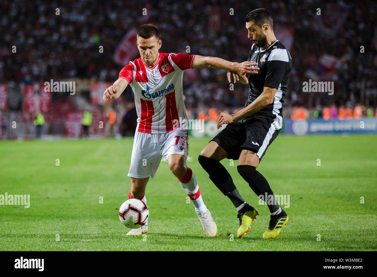 A Belgrado, in Serbia. Il 16 luglio 2019; Rajko Miti&#x107; Stadium, Belgrado, Serbia; Champions League, la Stella Rossa Belgrado versus FK Suduva; Gobeljic della Stella Rossa Belgrado tiene fuori la sfida contro Zivanovic di credito Suduva: Azione Plus immagini di sport/Alamy Live News Foto Stock