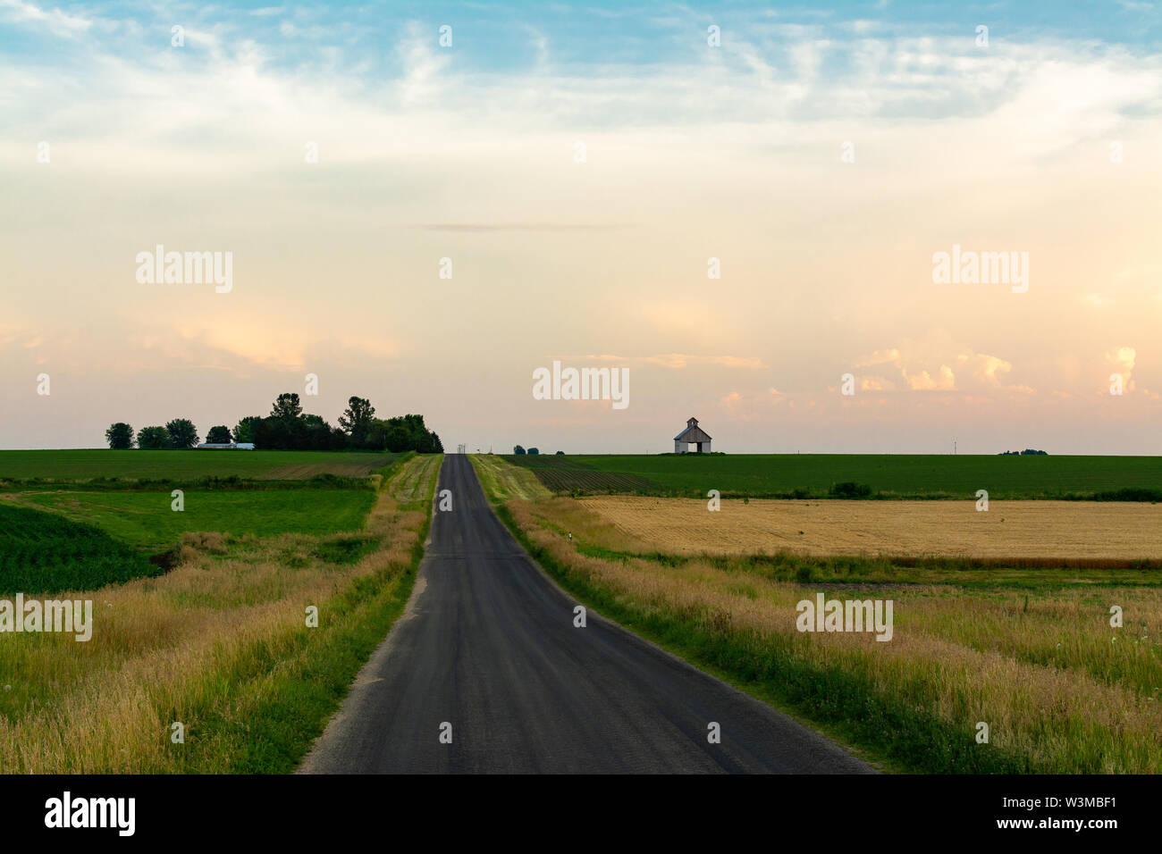Aprire country road in Illinois rurale come il sole tramonta. LaSalle County, Illinois, Stati Uniti d'America Foto Stock