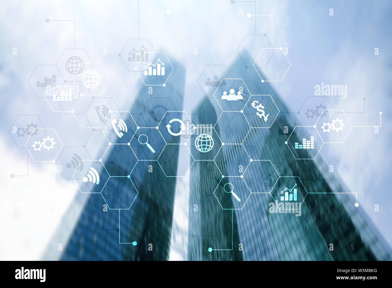 La doppia esposizione dei supporti misti. Gli schemi e le icone sulla schermata di ologramma. La gente di affari e moderna città sullo sfondo Foto Stock