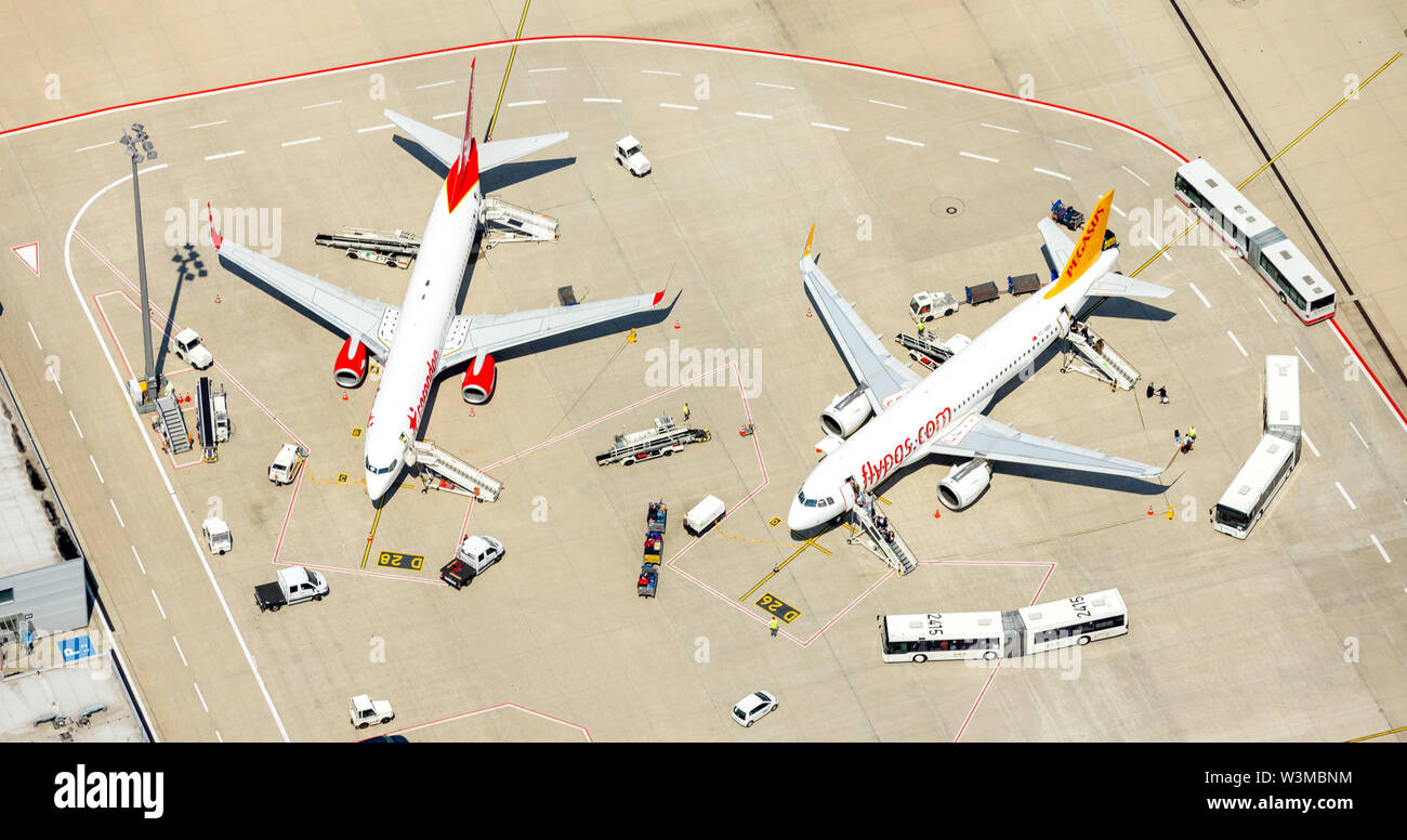 Luftbild vom Flughafen Köln/Bonn "Konrad Adenauer" mit Außenabfeertigung von zwei Flugzeugen der Fluggesellschaft Corendon compagnia aerea und Pegasus Airline Foto Stock