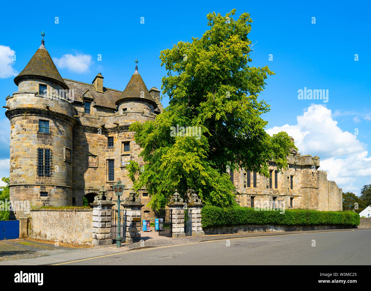 Esterno del Falkland Palace in Falkland, Fife, Scozia, Regno Unito Foto Stock