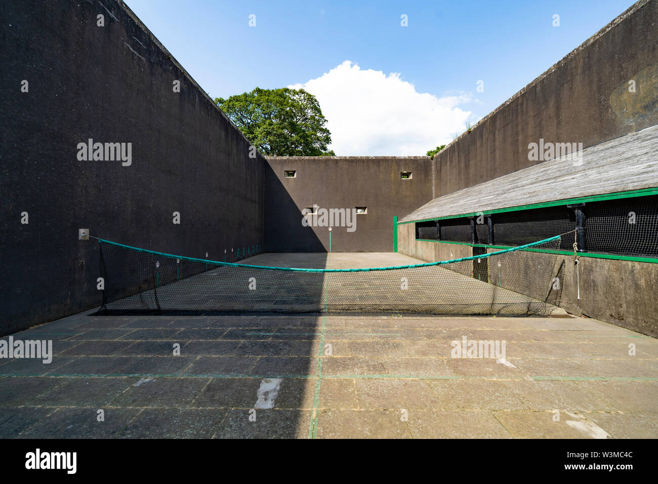 Esterno del Royal Tennis a Falkland Palace in Falkland, Fife, Scozia, Regno Unito Foto Stock