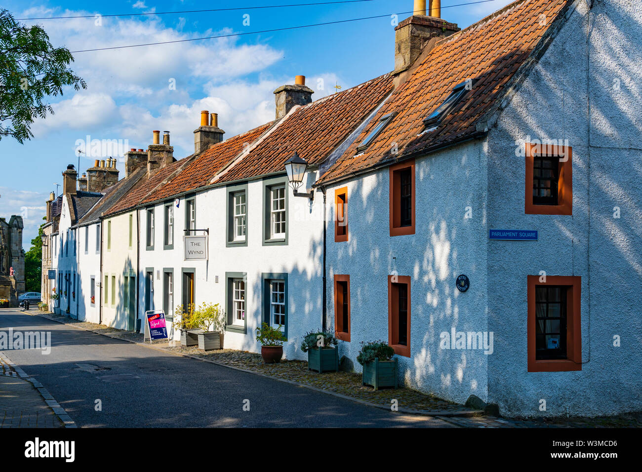 Vista delle vecchie case di villaggio storico di Falkland in Fife, Scozia, Regno Unito Foto Stock