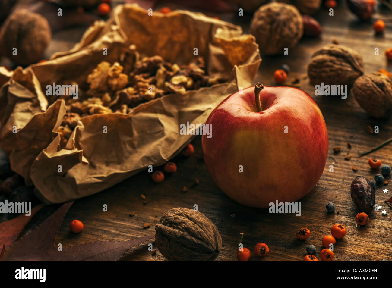 Saporita mela rossa e frutta noce sulla tavola decorata con la stagione autunnale dettagli Foto Stock