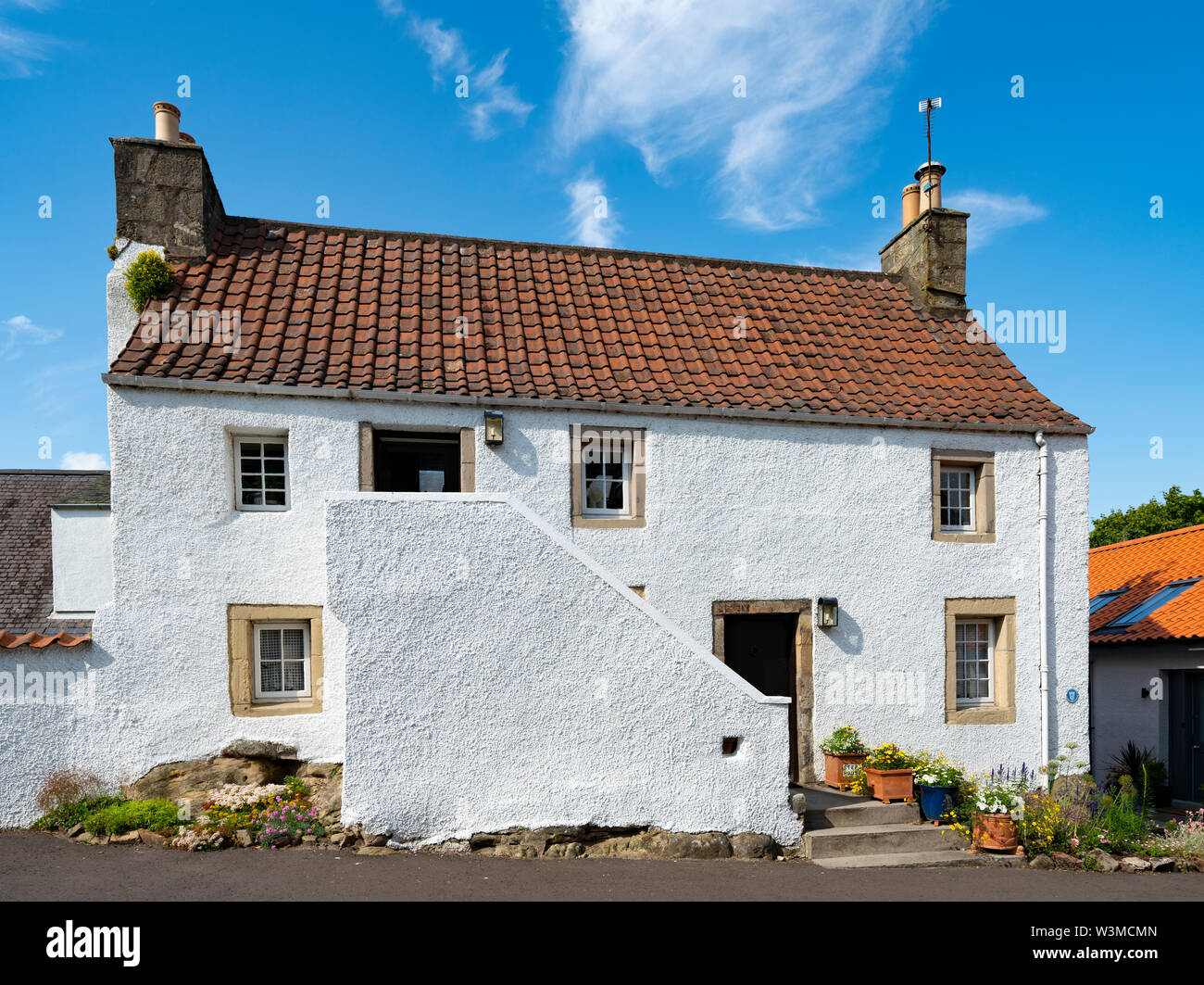 Vecchia casa imbiancate nel villaggio storico di Falkland in Fife, Scozia, Regno Unito Foto Stock