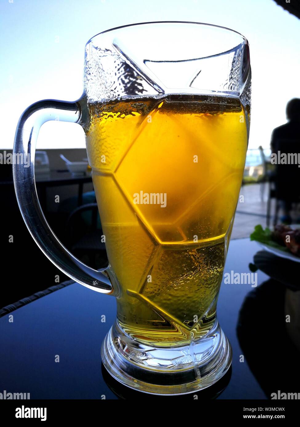 Bolle nella birra in vetro. la birra viene versata in un bicchiere di birra e fluisce in schiuma nel bicchiere Foto Stock