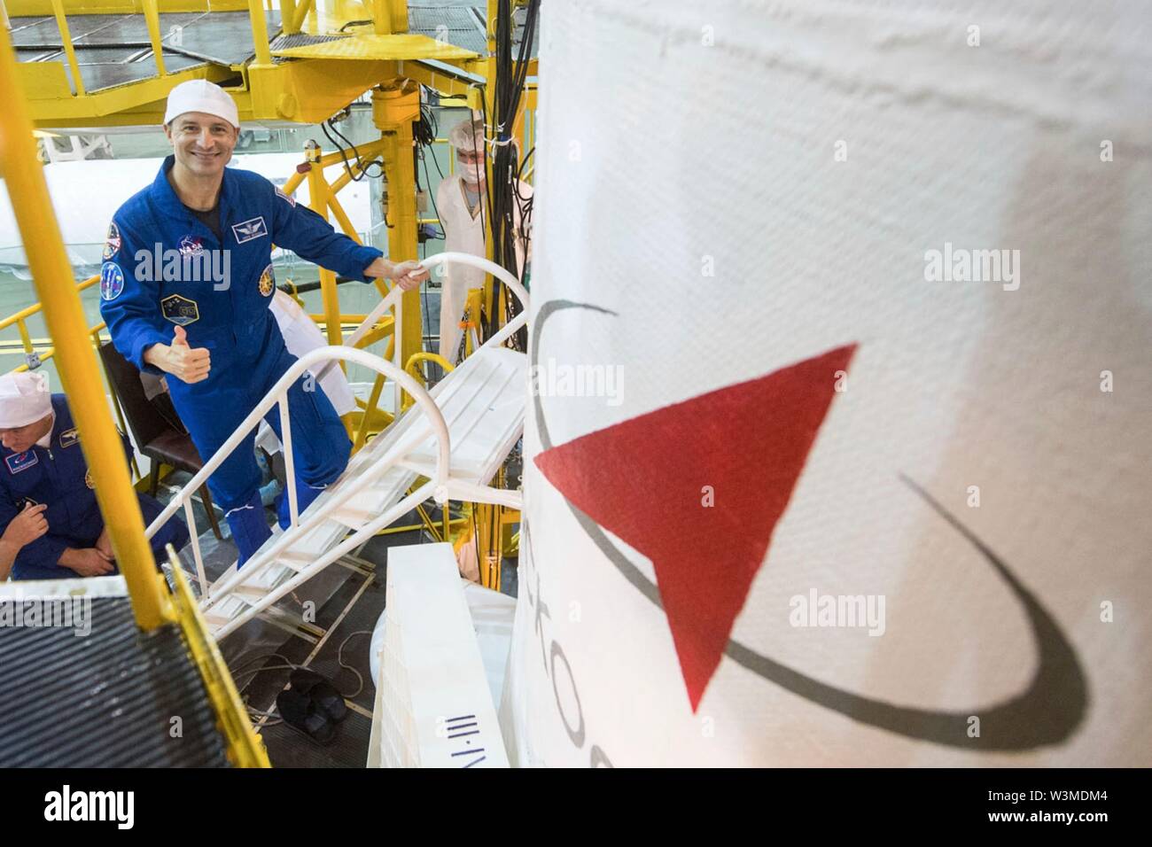 Baikonur in Kazakhstan. 16 lug 2019. Stazione Spaziale Internazionale Expedition 60 il primo membro di equipaggio ha attirato Morgan della NASA dà un pollice su come egli vive della Soyuz MS-13 navicella spaziale per una vestibilità finale verificare presso la struttura di integrazione Cosmodromo di Baikonur Luglio 16, 2019 di Baikonur in Kazakhstan. Morgan, Skvotsov e Parmitano si prevede di lanciare il 20 luglio sul Soyuz MS-13 navicella spaziale alla Stazione spaziale internazionale. Credito: Planetpix/Alamy Live News Foto Stock