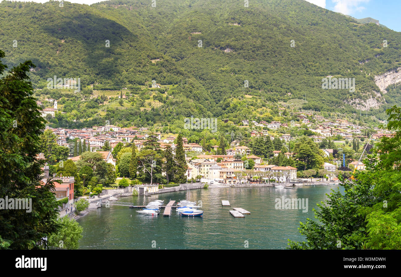 LENNO, LAGO DI COMO, Italia - Giugno 2019: ampio angolo di veduta aerea del villaggio di Lenno sul Lago di Como. Foto Stock