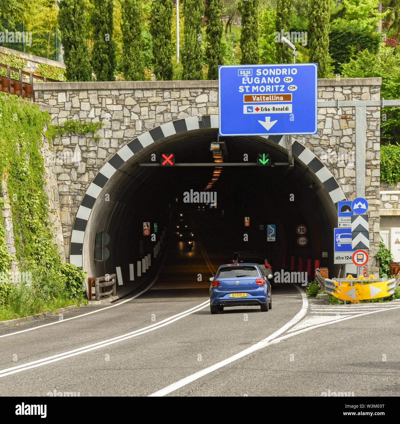 MENAGGIO, LAGO DI COMO, Italia - Giugno 2019: auto di entrare nel tunnel a Menaggio sul Lago di Como. Il tunnel di collegamenti in Italia e in Svizzera Foto Stock