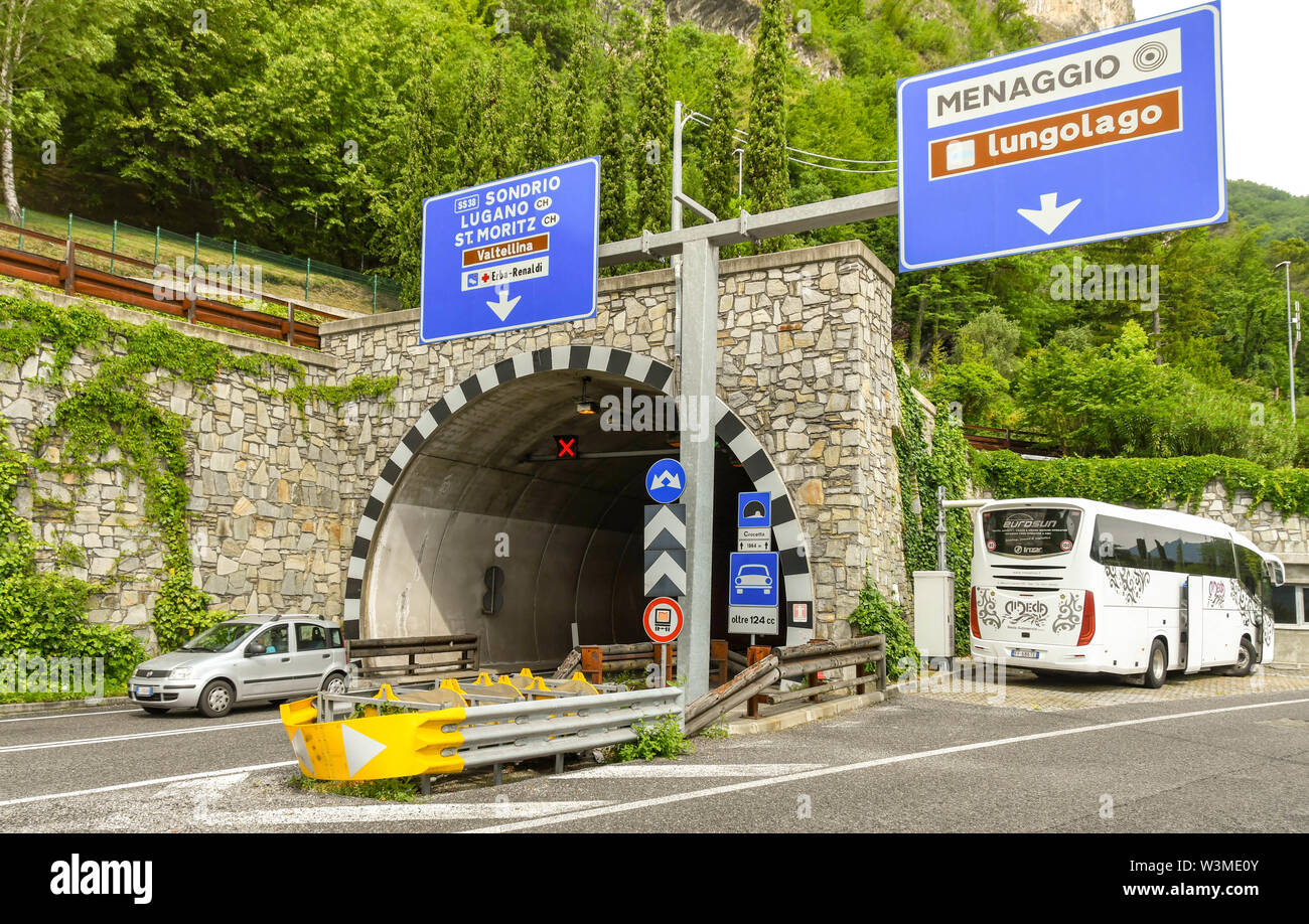 MENAGGIO, LAGO DI COMO, Italia - Giugno 2019: auto di uscire dal tunnel a Menaggio sul Lago di Como. Il tunnel di collegamenti in Italia e in Svizzera Foto Stock