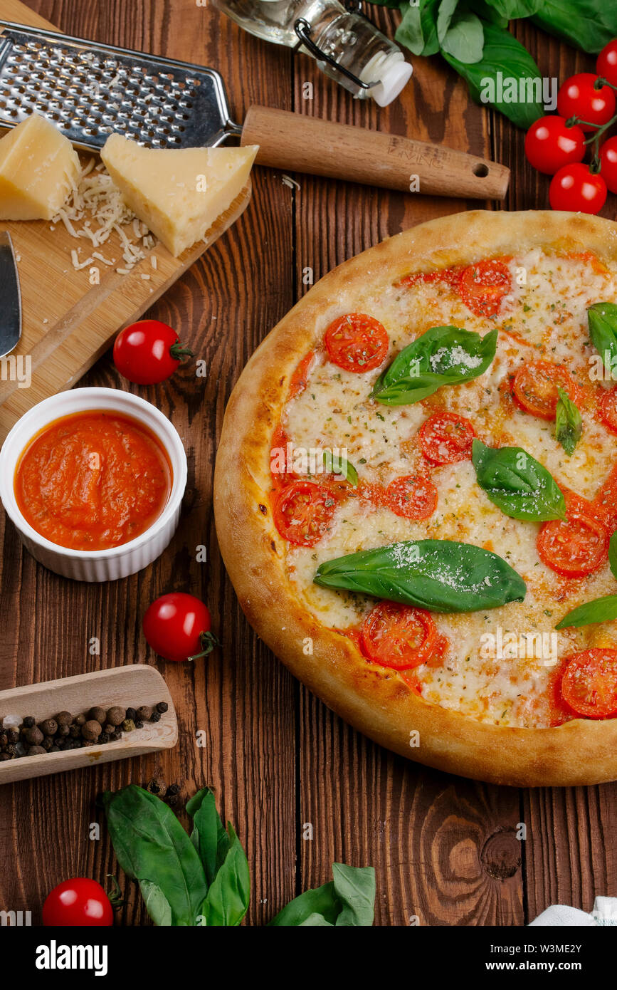 Pizza Margherita con ingredienti Foto Stock