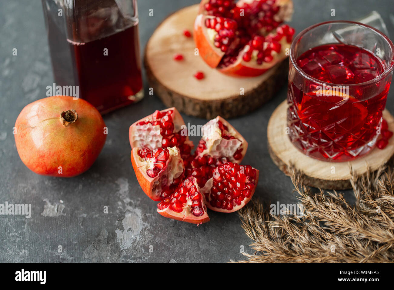 Melograni con bicchiere di succo di frutta Foto Stock