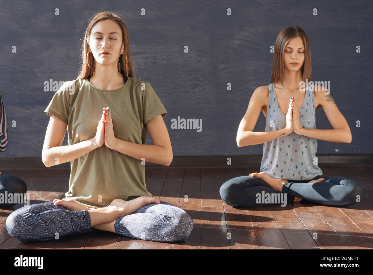 Le donne in meditazione Foto Stock