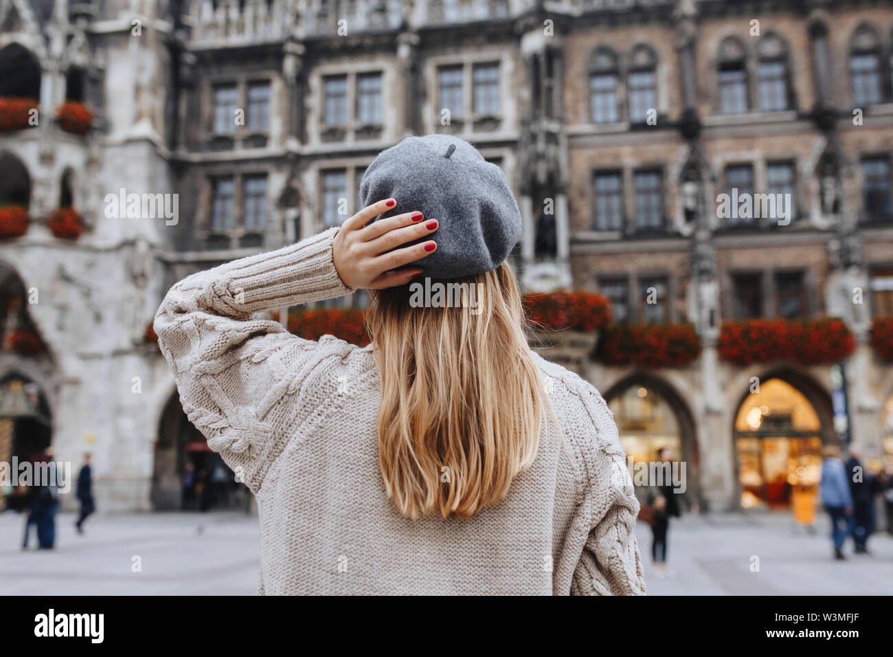 Donna che indossa beret da New Town Hall di Monaco di Baviera, Germania Foto Stock