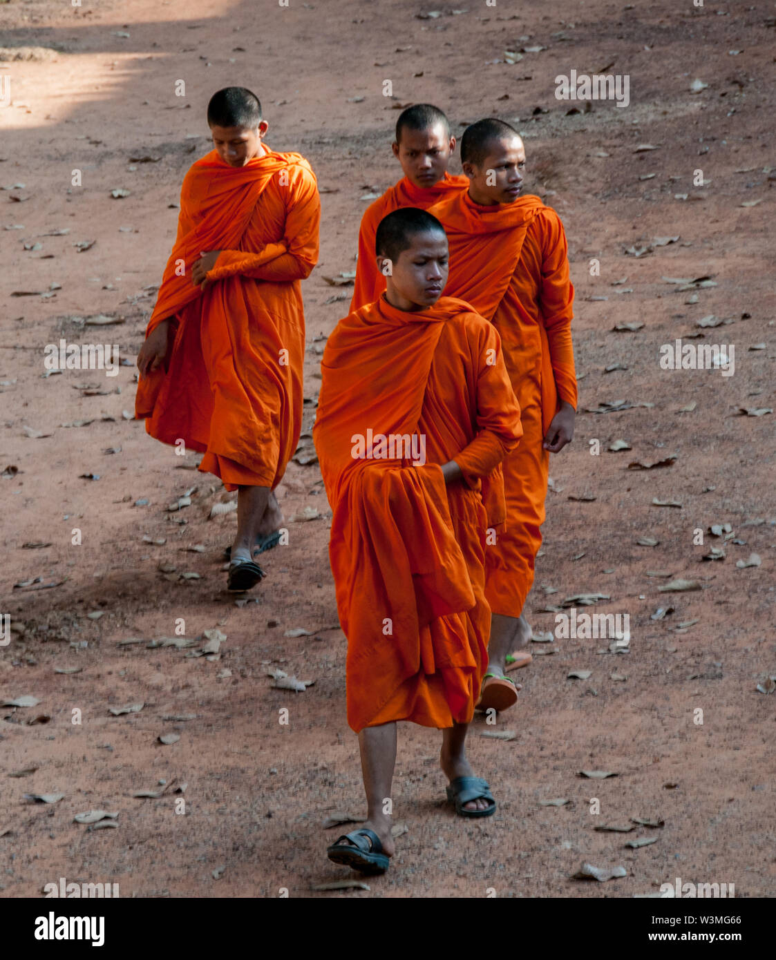 I monaci buddisti visitare i templi Khmer di Angkor Wat Foto Stock