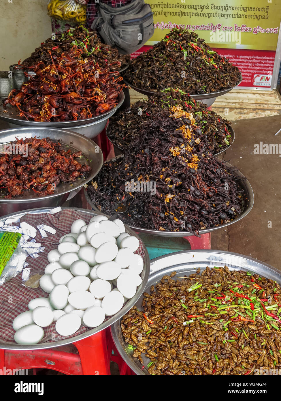 Ragni, grilli, scarafaggi e altri insetti fritti in un mercato cambogiano Foto Stock