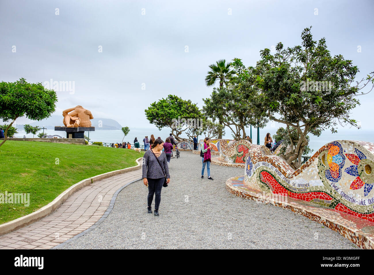 Persone che camminano sul Parque del Amor (Parco dell'amore) con pareti piastrellate, mosaici, parco cittadino nel quartiere di Miraflores, Lima, Perù Foto Stock
