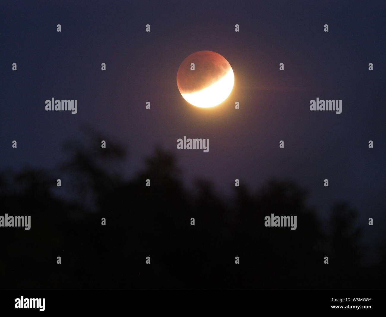 Sheerness, Kent, Regno Unito. 16 Luglio, 2019. Regno Unito: Meteo le eclissi lunare parziale come sopra visto Sheerness nel Kent vicino al 22.30. Credito: James Bell/Alamy Live News Foto Stock