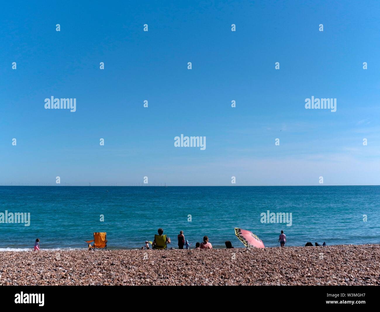 AJAXNETPHOTO. Giugno, 2019. WORTHING, Inghilterra. - Cielo blu mare blu - giornata al mare, guardando a sud oltre la Manica.foto:JONATHAN EASTLAND/AJAX REF:GXR191607 7897 Foto Stock