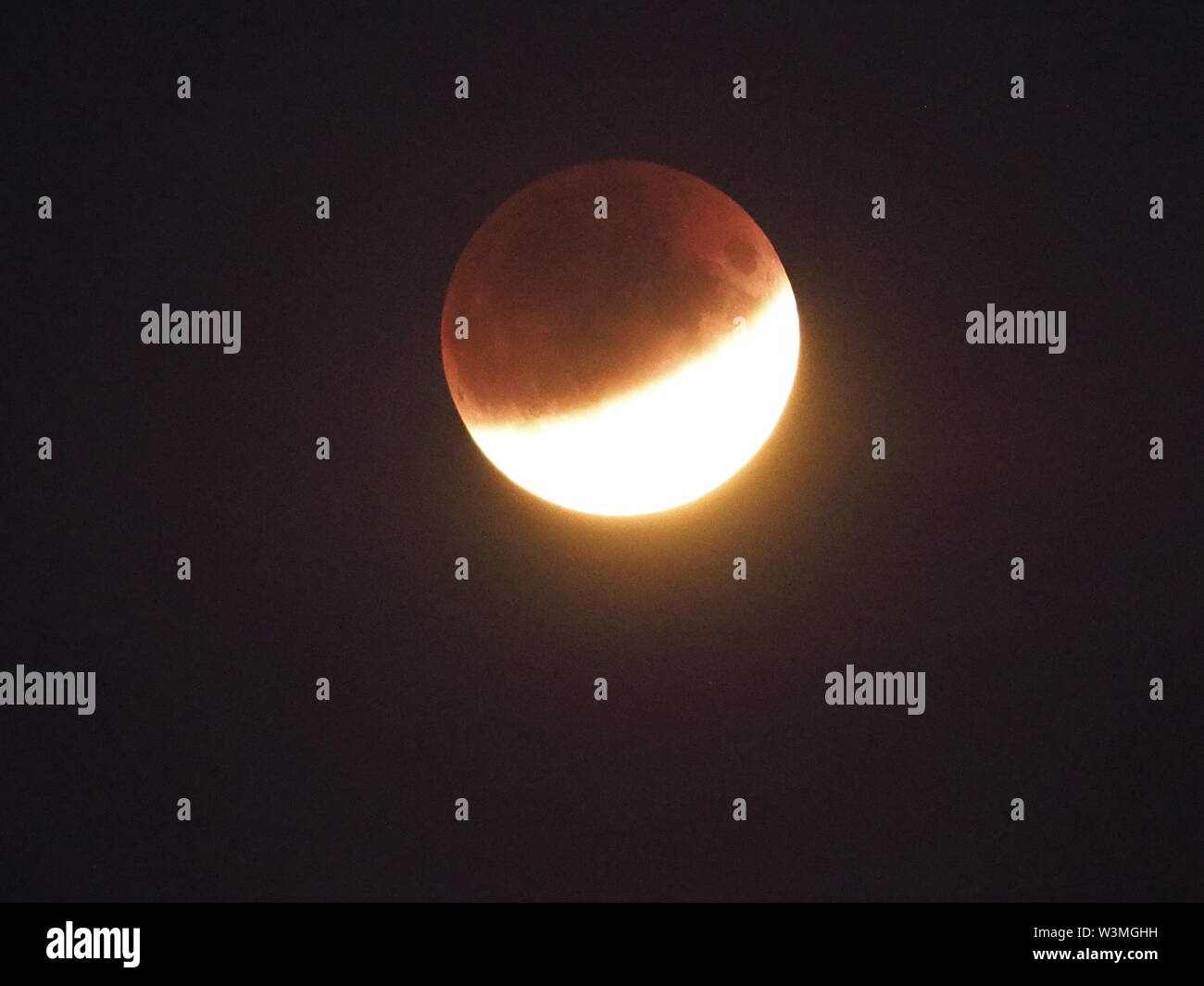 Sheerness, Kent, Regno Unito. 16 Luglio, 2019. Regno Unito: Meteo le eclissi lunare parziale come sopra visto Sheerness nel Kent vicino al 22.30. Credito: James Bell/Alamy Live News Foto Stock