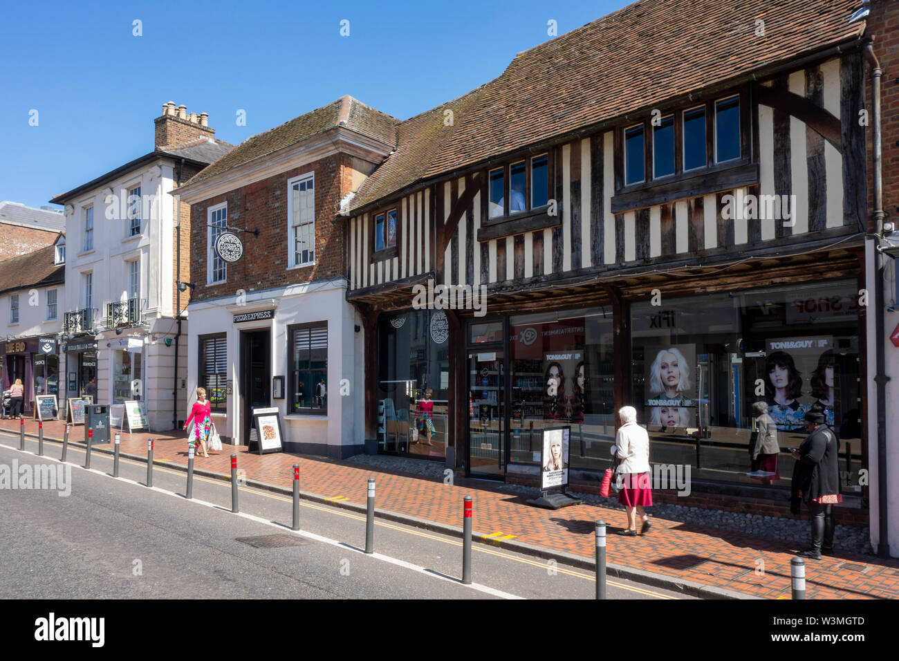 Pista ciclabile, su strada, i pedoni e i negozi di High Street, Watford, Hertfordshire, Regno Unito Foto Stock