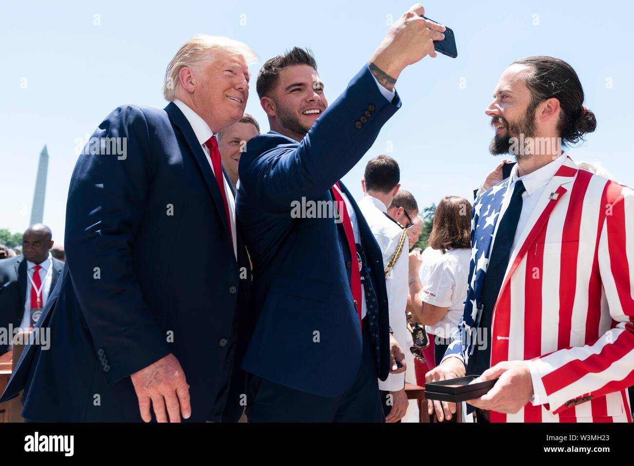 U.S presidente Donald Trump prende un selfie con produttori durante il Made in America Prodotti in Vetrina sul prato Sud della Casa Bianca Luglio 15, 2019 a Washington, DC. Foto Stock
