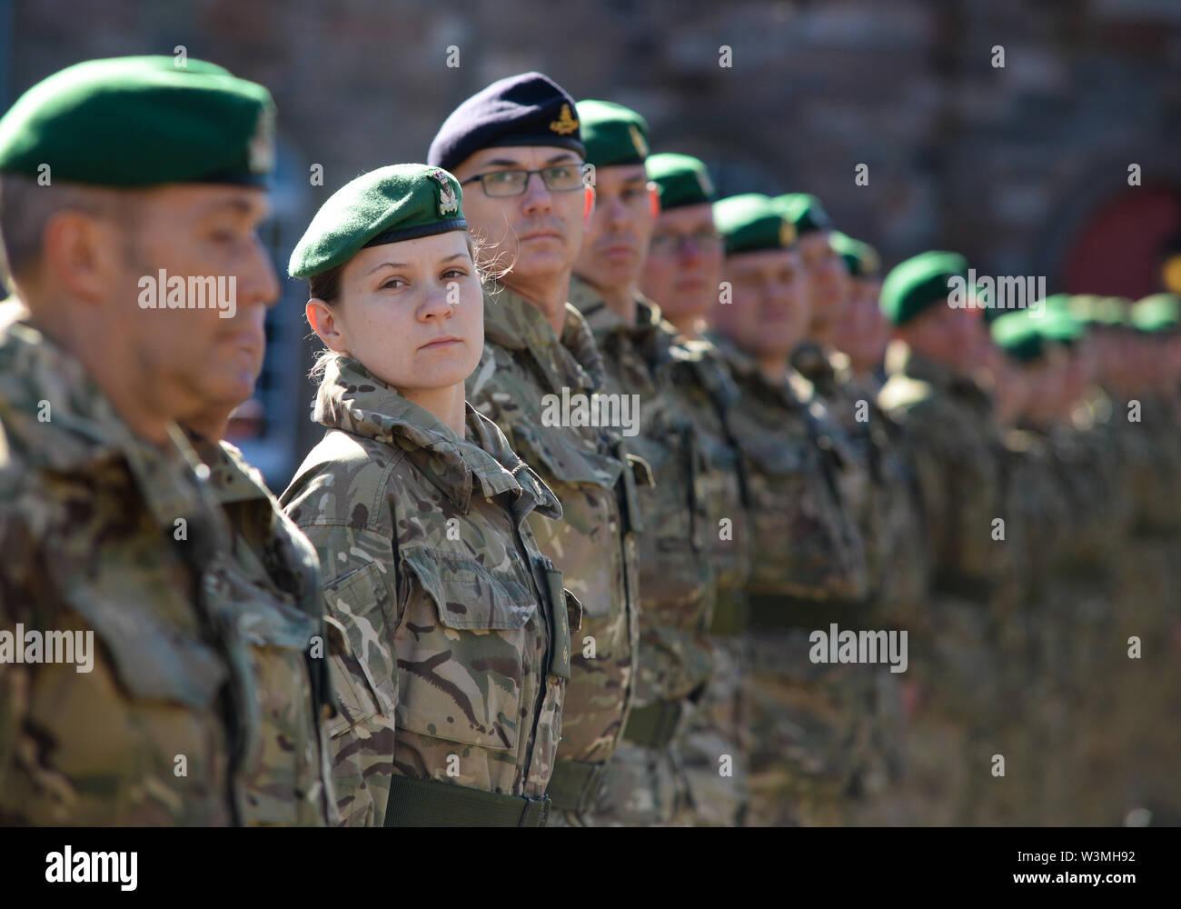 Una capitano femminile nel Battaglione di intelligenza militare di British Armys 5, Intelligence Corps, durante una sfilata, accanto a un Gunner dell'artiglieria reale Foto Stock