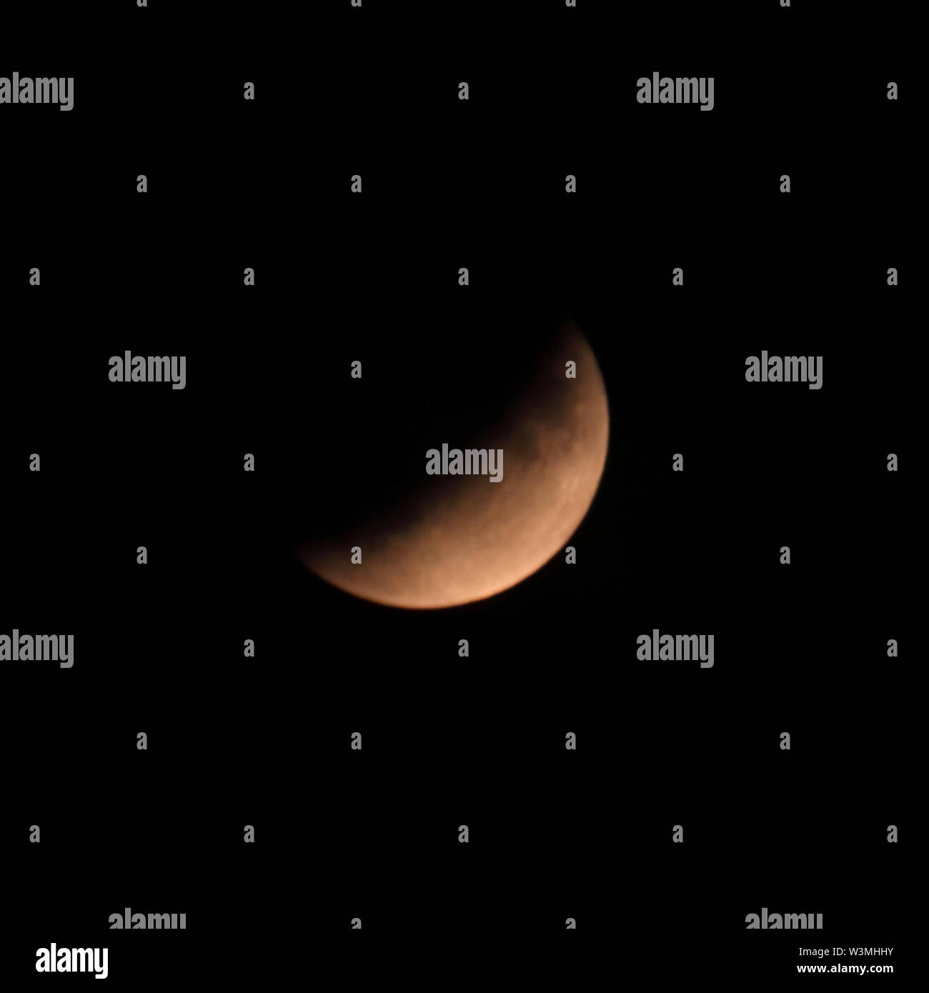 Epsom Surrey, Regno Unito. 16 Luglio, 2019. Eclissi lunare parziale vista da Epsom nel Surrey UK. Credito: Julia Gavin/Alamy Live News Foto Stock