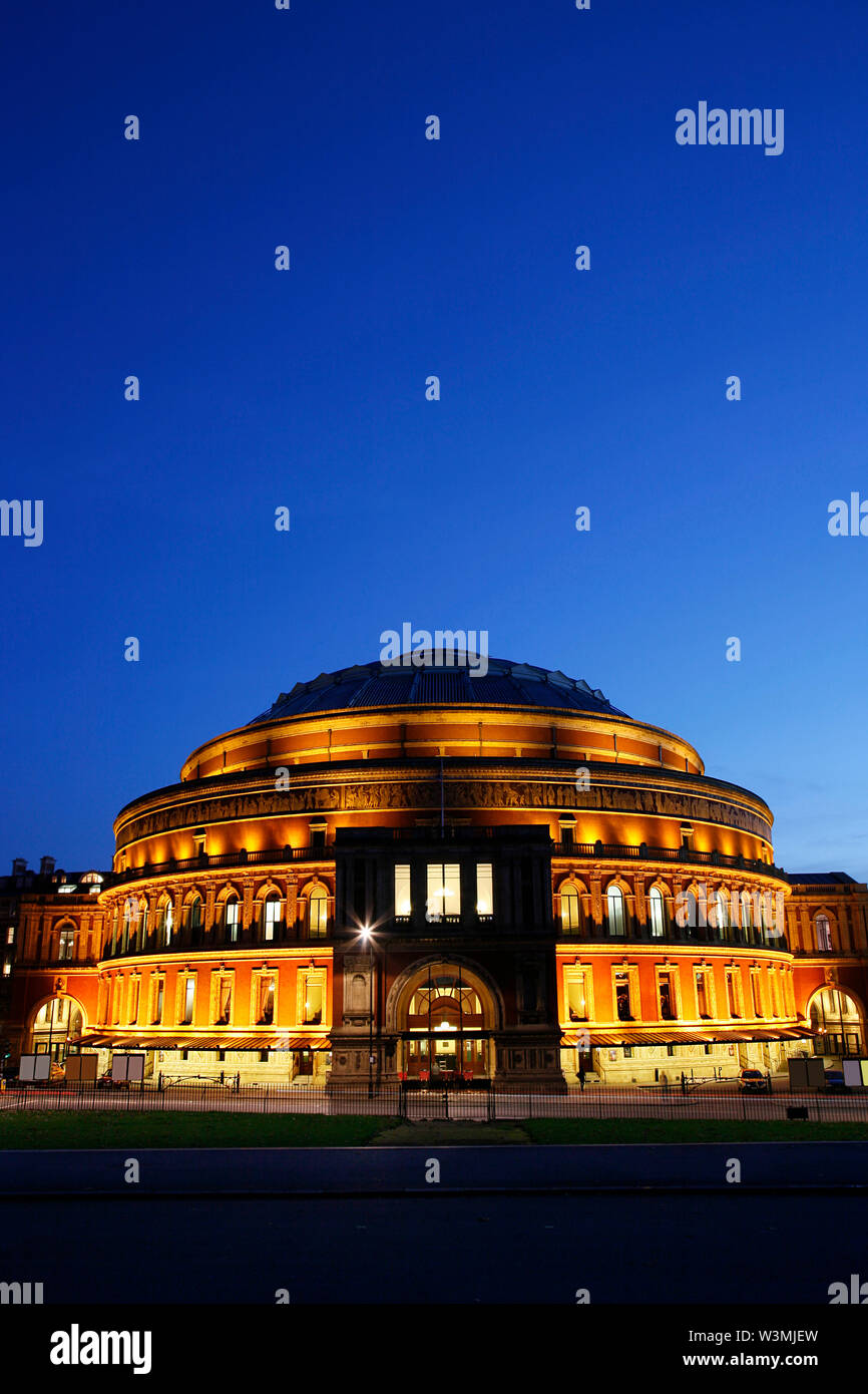 Vista notturna della Royal Albert Hall, il più famoso per la PROM di estate concerti sin dal 1941, completata nel 1871 dall'architetto Capitano Francesco Fowke. Foto Stock