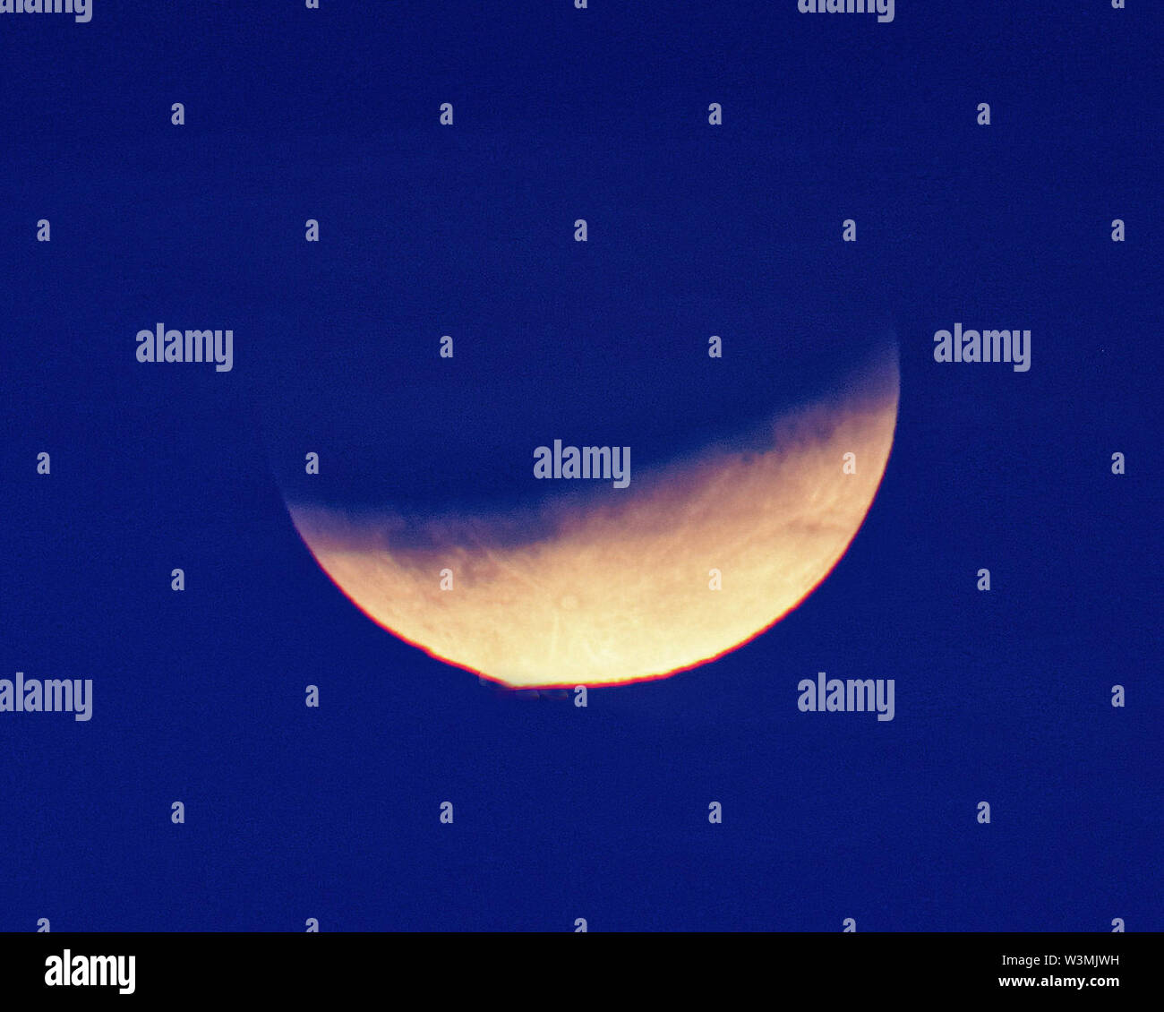 Glasgow, Scotland, Regno Unito. 16 Luglio, 2019. Il Buck Luna eclissi parziale per celebrare l'atterraggio sulla luna oltre il Lincoln torri del nord-ovest della città. Credito: gerard ferry/Alamy Live News Foto Stock
