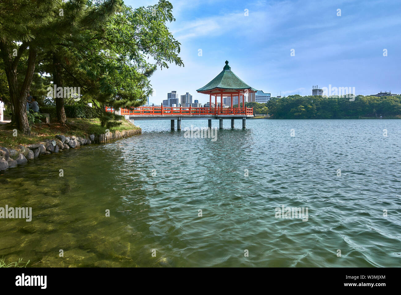 Ohori city park pond bridge pavillion Ukimi gazebo Fukuoka Kyushu in Giappone Foto Stock