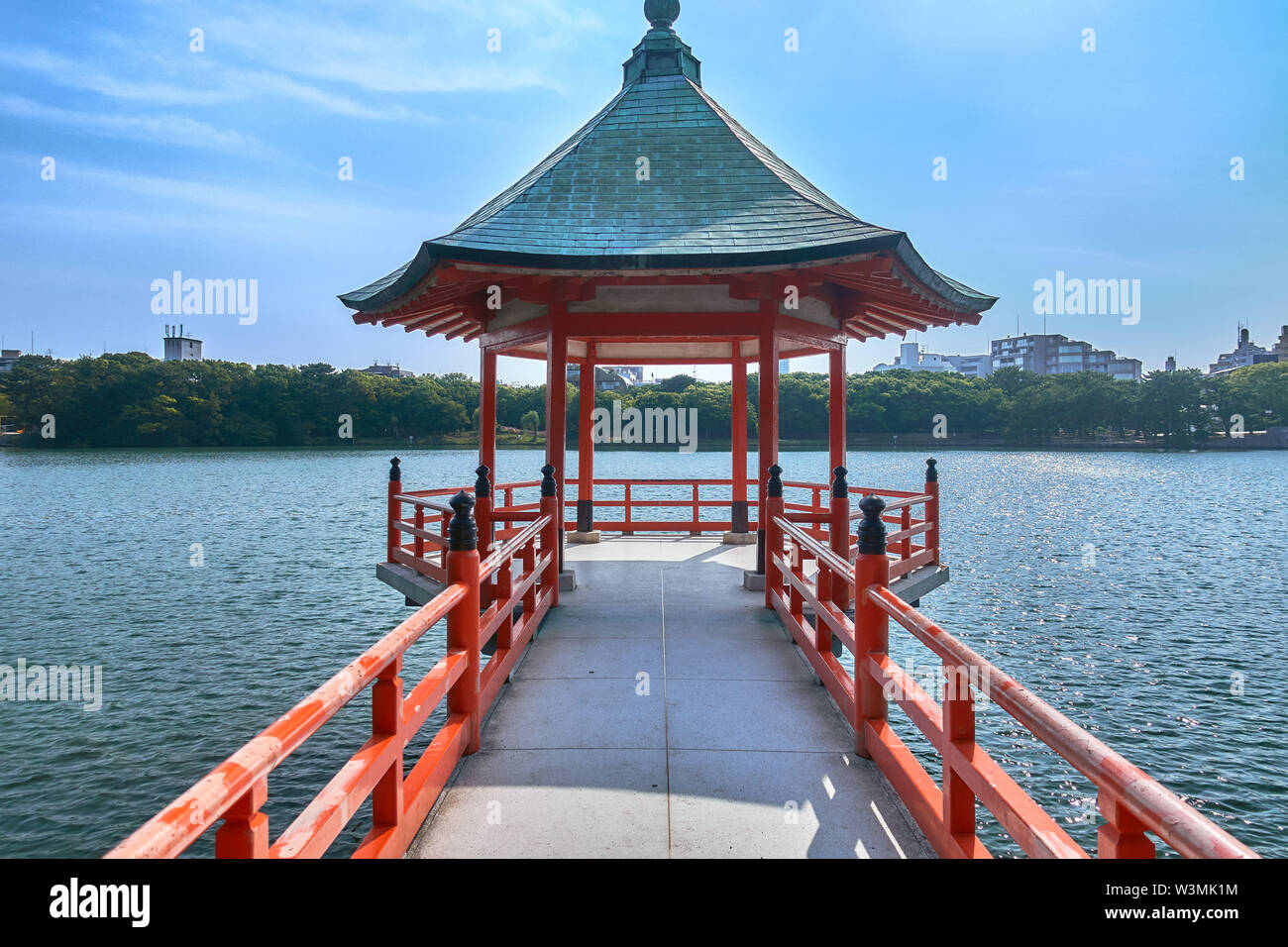 Ohori city park pond bridge pavillion Ukimi gazebo Fukuoka Kyushu in Giappone Foto Stock