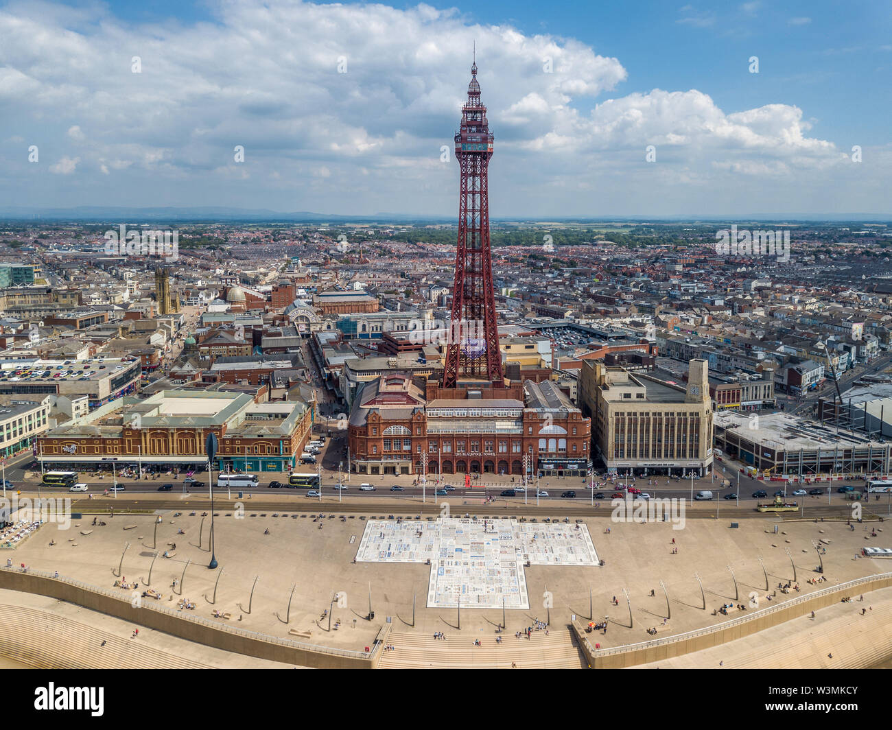 Ripresa aerea della Torre di Blackpool e la zona circostante con il tappeto di commedia in primo piano Foto Stock